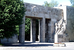 Ворота на Братское кладбище в Риге
